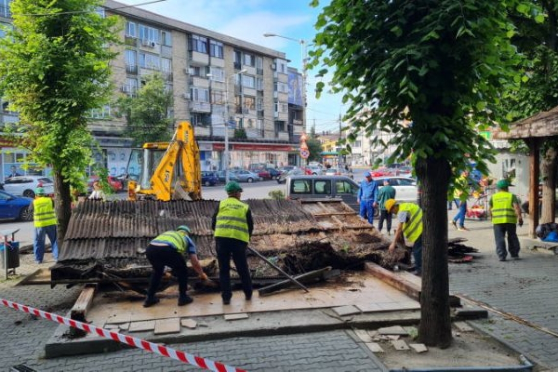 În sfârșit! A început demontarea foișoarelor din Parcul Nichita Stănescu