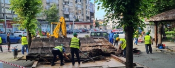 În sfârșit! A început demontarea foișoarelor din Parcul Nichita Stănescu