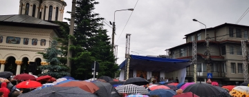 VIDEO  Pelerinaj la Biserica ”Maica Precista” din Ploiești. Credincioșii au format cozi interminabile pentru a se ruga la moaștele Sfântului Ioan Botezătorul 