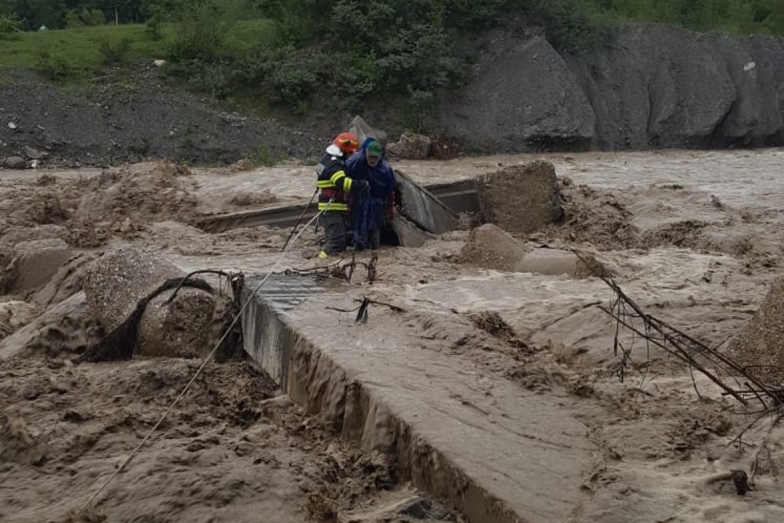 IMAGINI INCREDIBILE! Bătrân salvat în ultima clipă din mijlocul puhoaielor la Comarnic