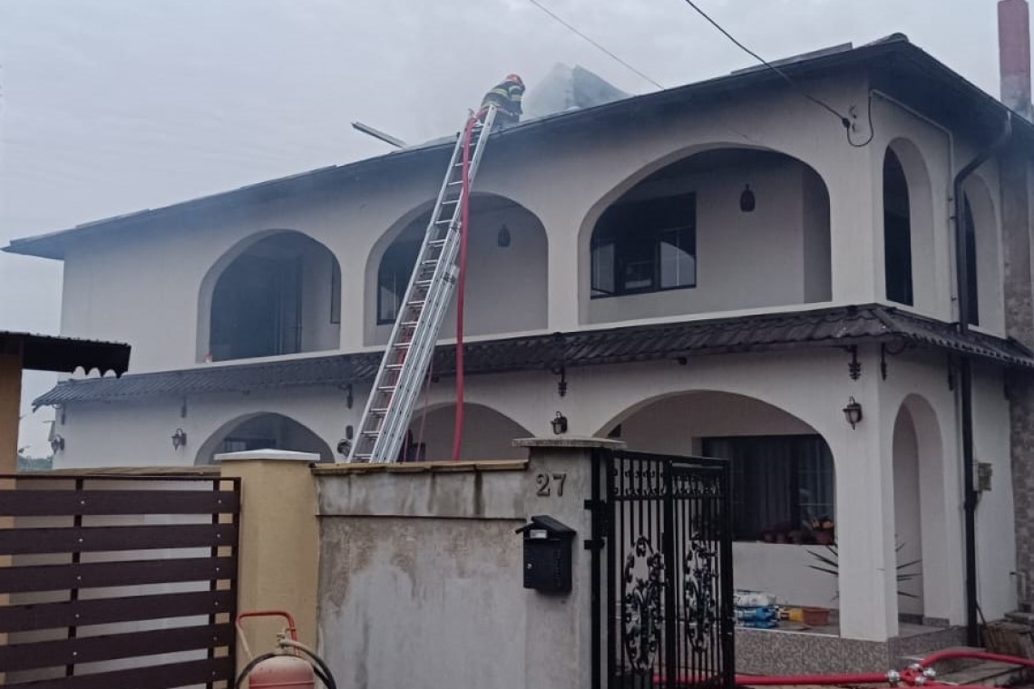 Casă distrusă de flăcări la Târgșoru Vechi din cauza unui cablu electric neizolat