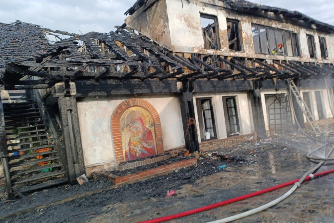 FOTO& VIDEO Casa parohială și chiliile de la Mănăstirea Turnu, distruse de flăcări