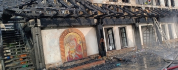FOTO& VIDEO Casa parohială și chiliile de la Mănăstirea Turnu, distruse de flăcări