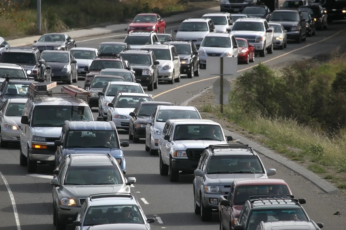 Atenție, șoferi! Luminile de întâlnire devin obligatorii pe toate drumurile publice