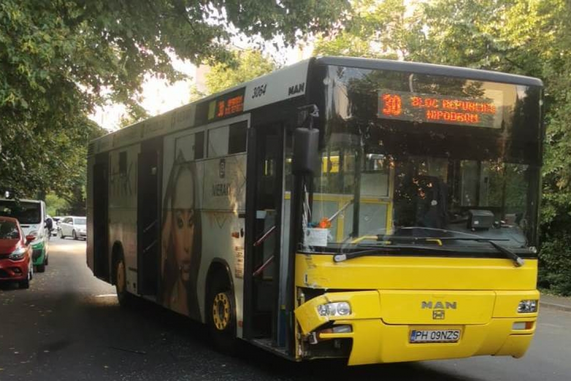 FOTO Autobuz TCE Ploiești implicat într-un accident rutier. A fost nevoie de intervenția echipajului de descarcerare