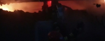 Incendiu de proporții la hală industrială din Câmpina