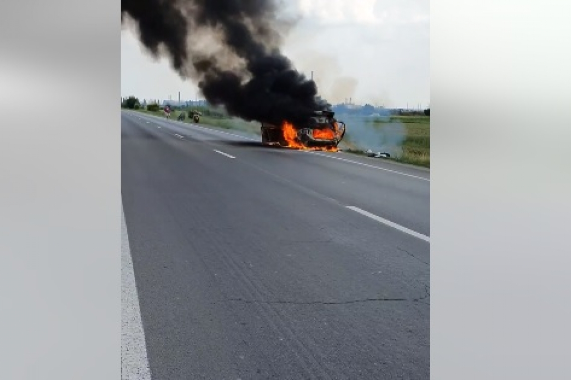 VIDEO|  O mașină a luat foc pe Centura de Vest a Ploieștiului