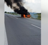 VIDEO|  O mașină a luat foc pe Centura de Vest a Ploieștiului