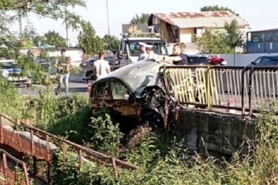 A intrat cu mașina într-un cap de pod la Chițorani. O femeie și un copil, transportați la spital