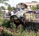 A intrat cu mașina într-un cap de pod la Chițorani. O femeie și un copil, transportați la spital