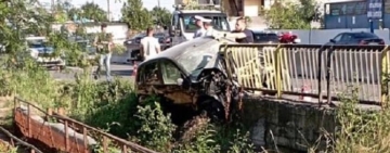 A intrat cu mașina într-un cap de pod la Chițorani. O femeie și un copil, transportați la spital