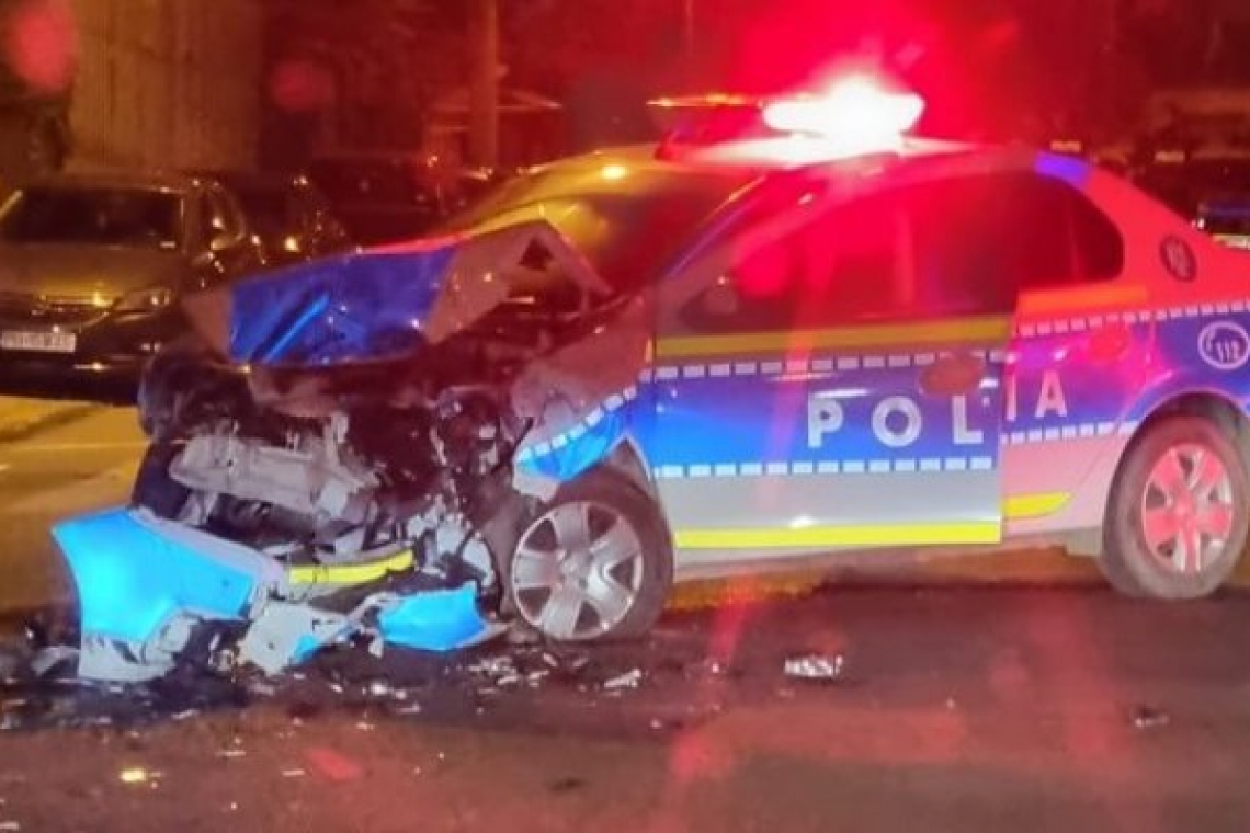 Autobuz și o autospecială de Poliție, implicate într-un accident în centrul Ploieștiului. Doi polițiști, transportați la spitalAutobuz și o autospecială de Poliție, implicate într-un accident în centrul Ploieștiului. Doi polițiști, transportați la spital