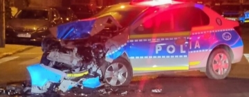 Autobuz și o autospecială de Poliție, implicate într-un accident în centrul Ploieștiului. Doi polițiști, transportați la spitalAutobuz și o autospecială de Poliție, implicate într-un accident în centrul Ploieștiului. Doi polițiști, transportați la spital