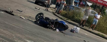 Un scuter și un autoturism, implicate într-un accident produs în Ploiești. Două persoane rănite