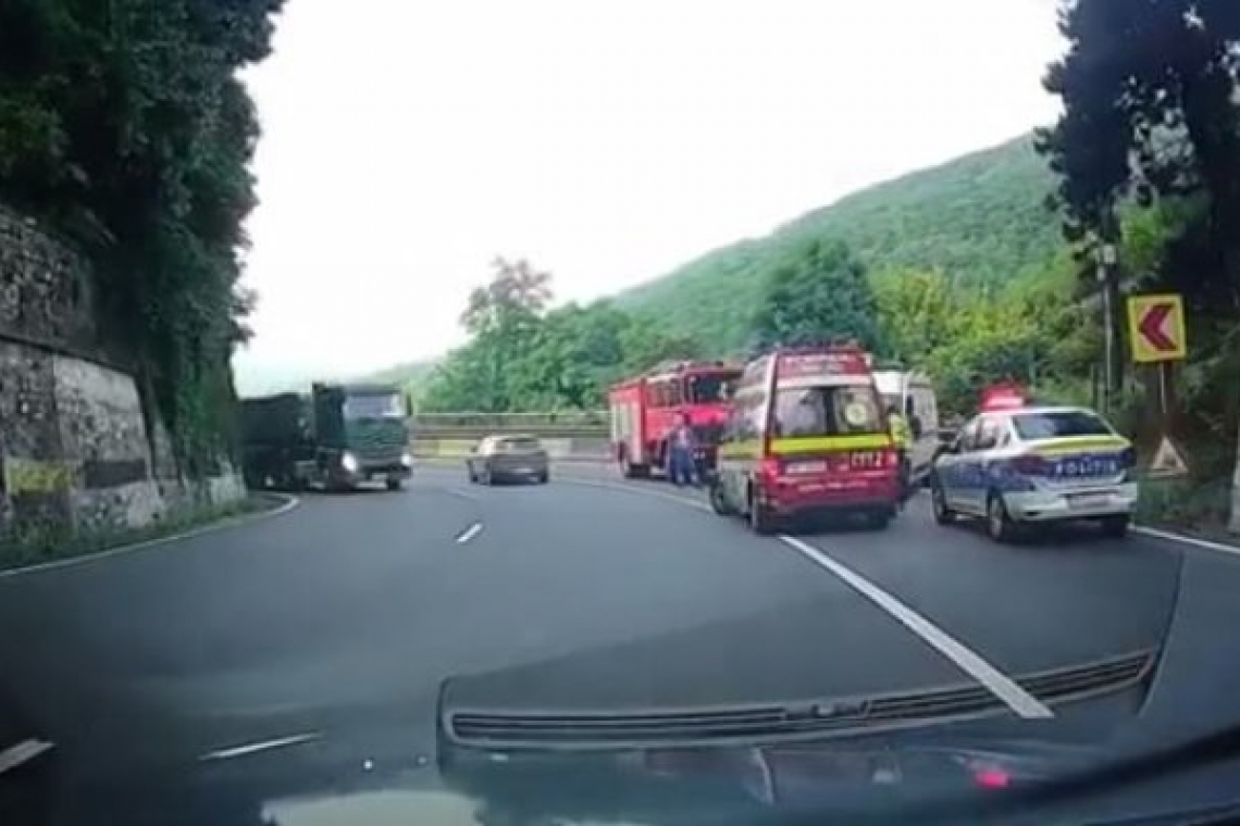 O mașină în care se aflau două persoane a căzut într-o râpă la Posada