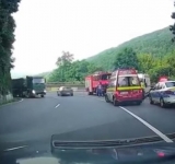 O mașină în care se aflau două persoane a căzut într-o râpă la Posada