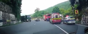 O mașină în care se aflau două persoane a căzut într-o râpă la Posada