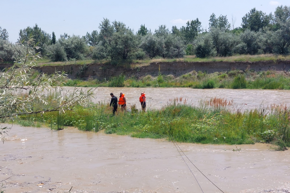 VIDEO Doi prahoveni au rămas blocați în mijlocul albiei râului Teleajen, pe o bucată de pâmânt