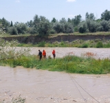 VIDEO Doi prahoveni au rămas blocați în mijlocul albiei râului Teleajen, pe o bucată de pâmânt