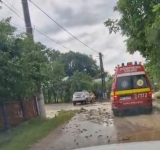Telega, sub ape. Localnicii sunt sfătuiți de către pompieri să se adăpostească în Căminul Cultural 