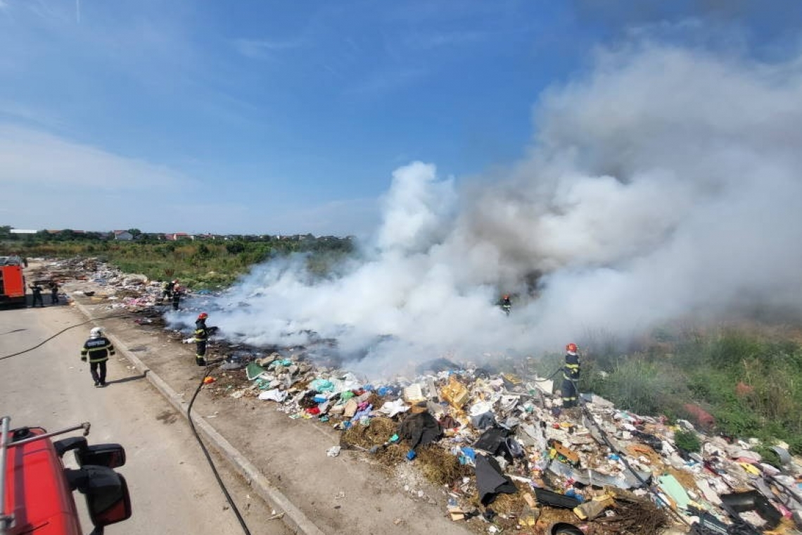 FOTO | Au ars tone de deșeuri aruncate pe marginea unui drum din cartierul Bereasca