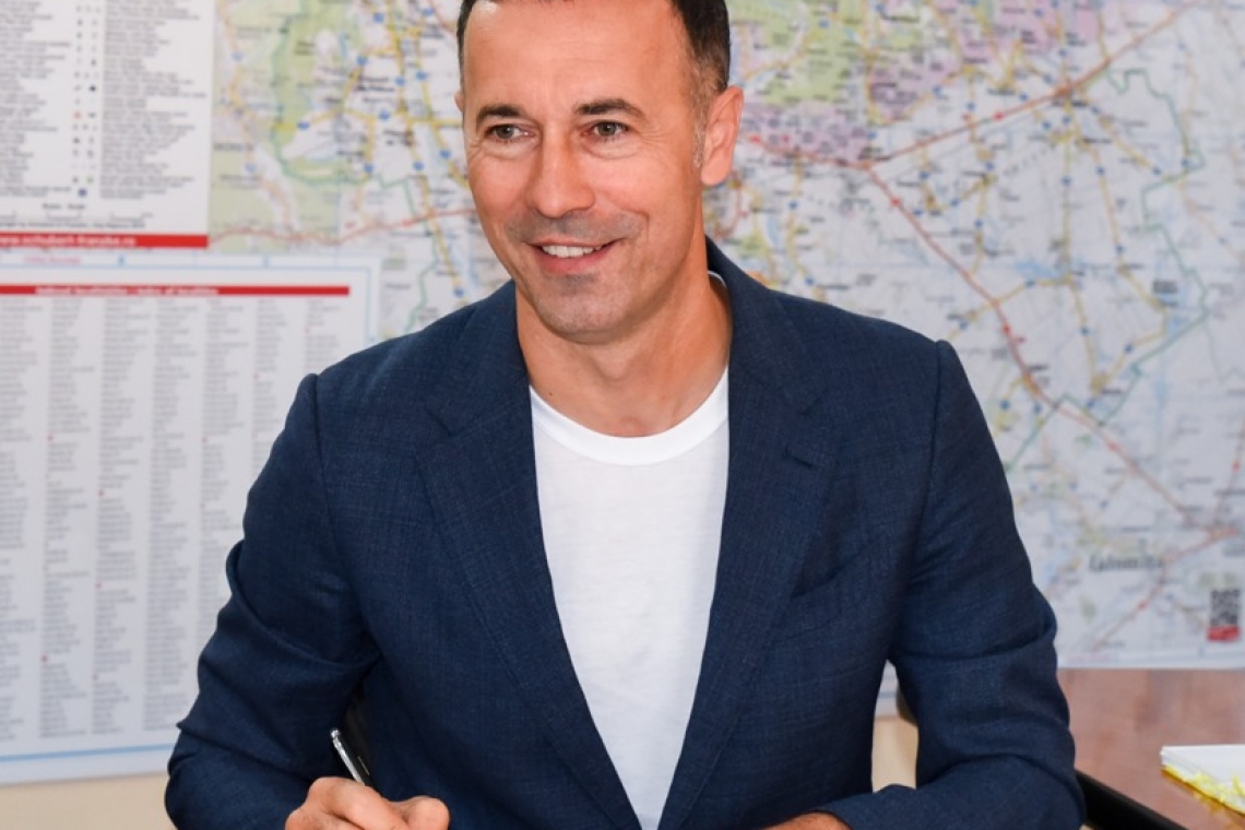 Iulian Dumitrescu: Am semnat contractul de finanțare pentru dotarea a 87 de școli din Prahova cu mobilier, echipamente electronice și materiale didactice.