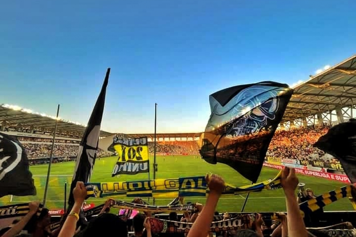 Șapte ultrași ai Petrolului, reținuți la intrarea în Grecia. Reacția Peluzei Latine