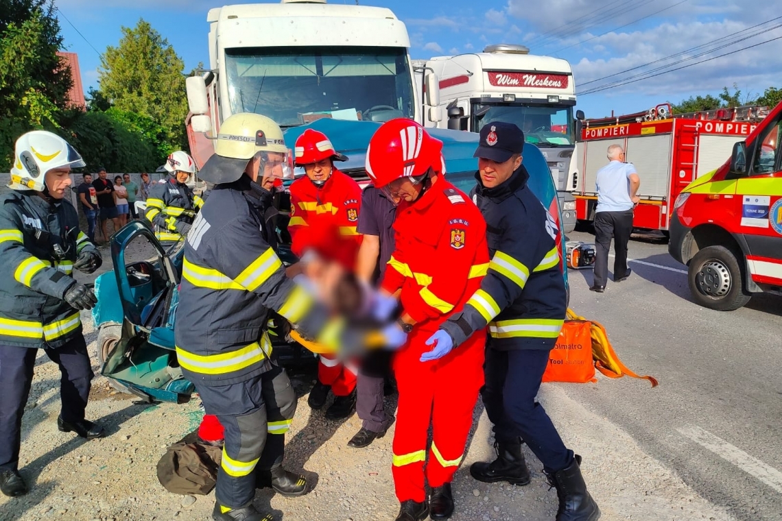FOTO| Accident grav la Ariceștii Rahtivani între o  basculantă și un autoturism