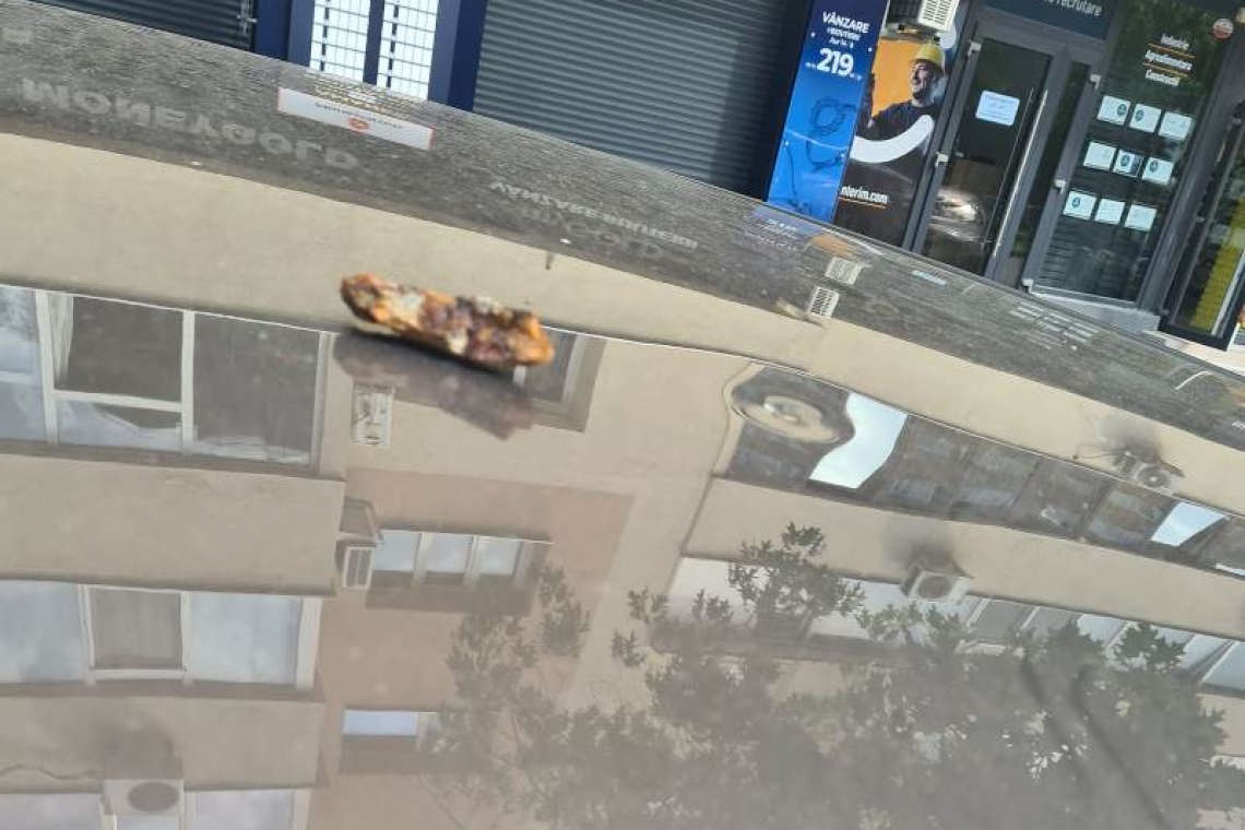 FOTO| Podul de la Gara de Sud, un adevărat pericol! Mașină avariată după ce s-a rupt o bucată din fierul beton