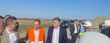 Prefectul Virgiliu Nanu, președintele PSD Prahova, premierul Ciolacu şi ministrul Grindeanu, în control pe șantierul autostrăzii A7 de la Mizil