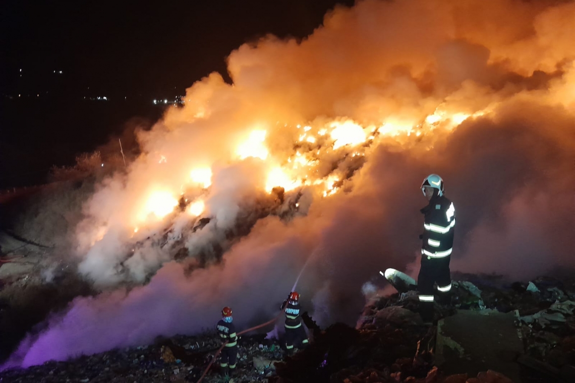 Incendiu la ramapa de gunoide la Boldești-Scăieni. Pompierii se luptă cu flăcările de mai bine de 30 ore