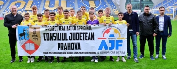 Iulian Dumitrescu, preşedintele Consiliului Judeţean, a premiat 600 de copii care joacă fotbal la echipe din Prahova
