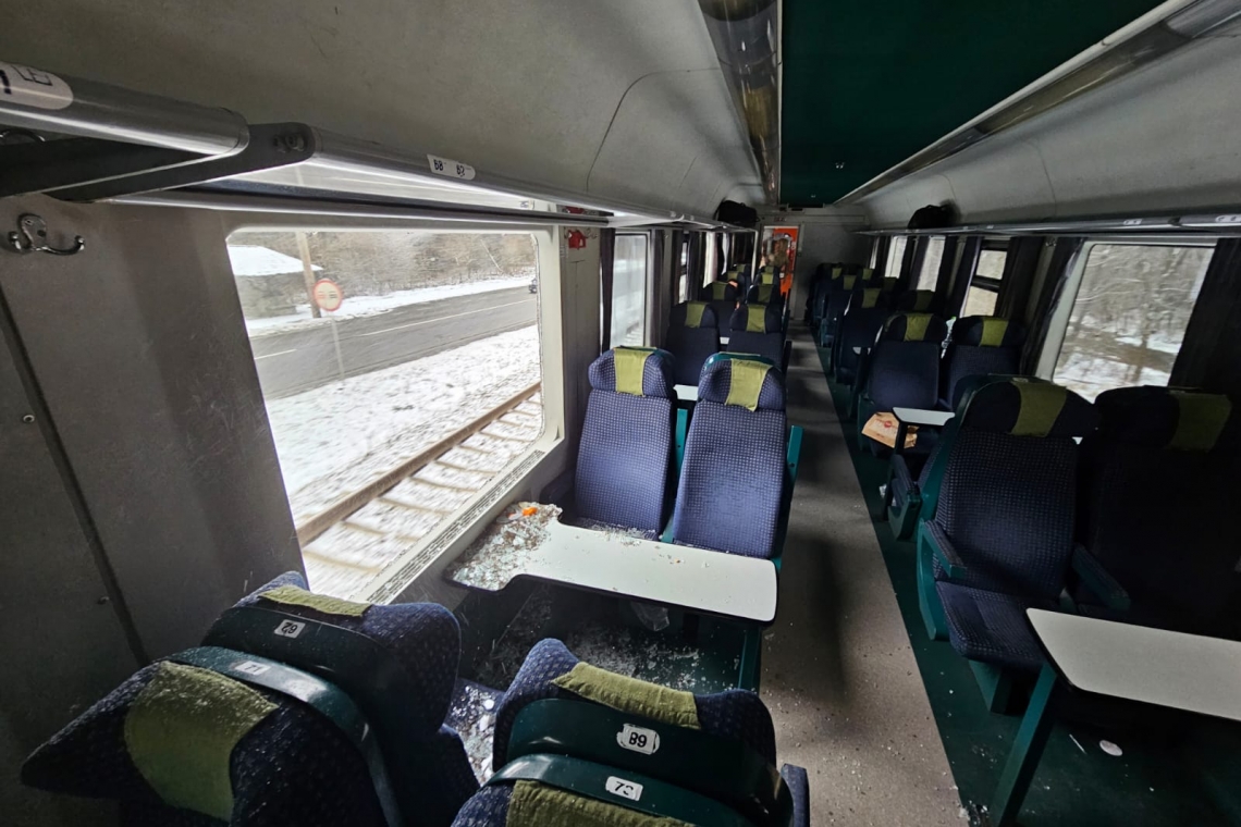 FOTO Trei tineri au ajuns la Spitalul din Sinaia după ce  pantrograful locomotivei s-a rupt și a avariat un vagon