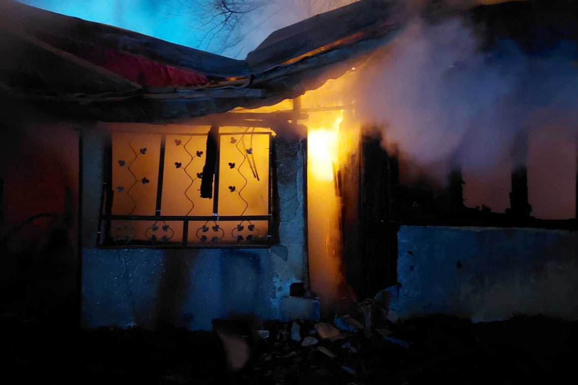 FOTO Incendiu devastatori în Salcia din cauza unui coș de fum neprotejat termic