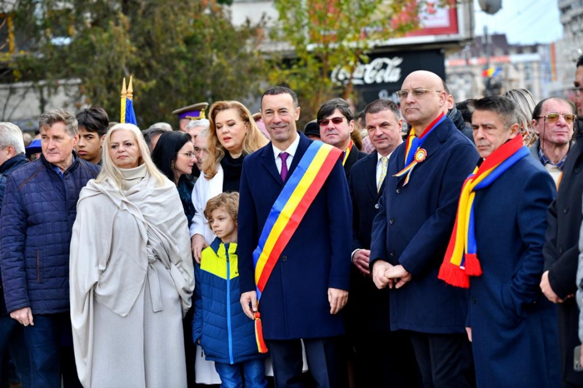 Iulian Dumitrescu: De Ziua Naţională, le transmit multă sănătate şi împliniri tuturor românilor, oriunde s-ar afla ei în acest moment