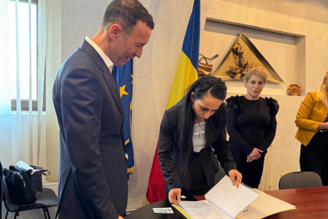  Iulian Dumitrescu a depus semnăturile şi dosarul de candidat  pentru un al doilea mandat de preşedine al Consiliului Judeţean Prahova